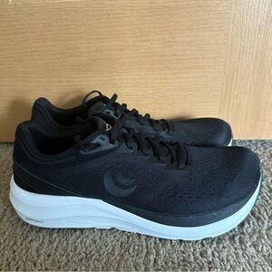 Topo Athletic Phantom 3 Women’s 9.5 Black/White